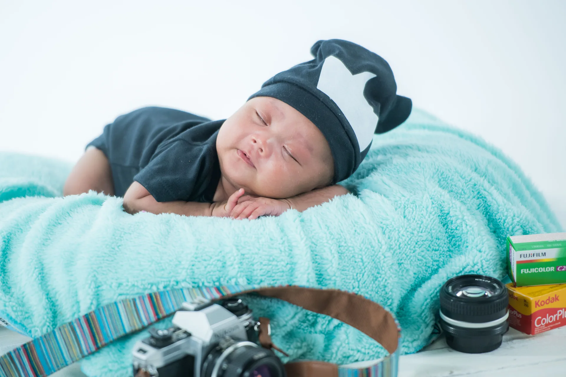 Photographe en séance bébé avec décors doux et lumière naturelle