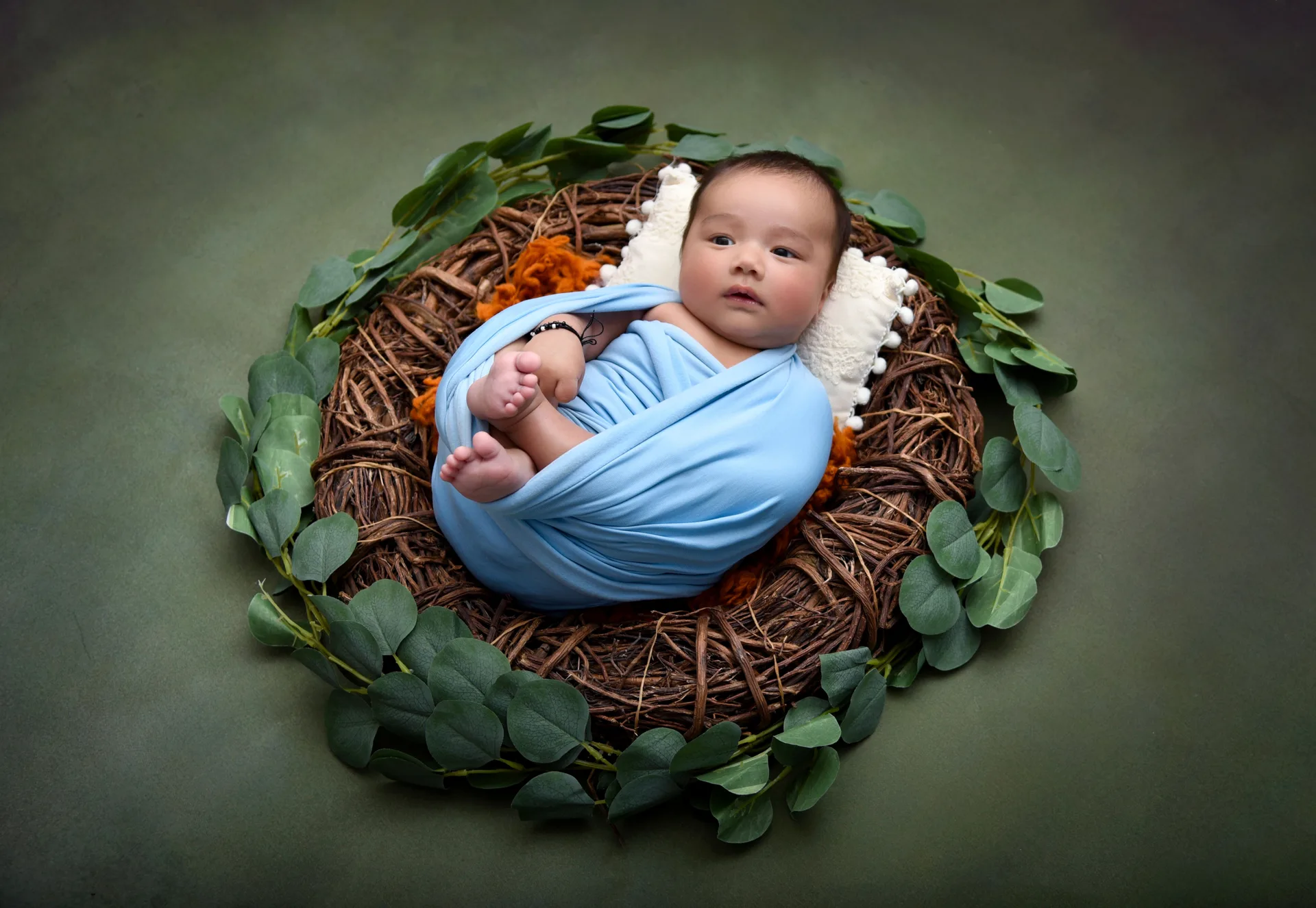 Séance photo bébé avec décor doux et lumière naturelle