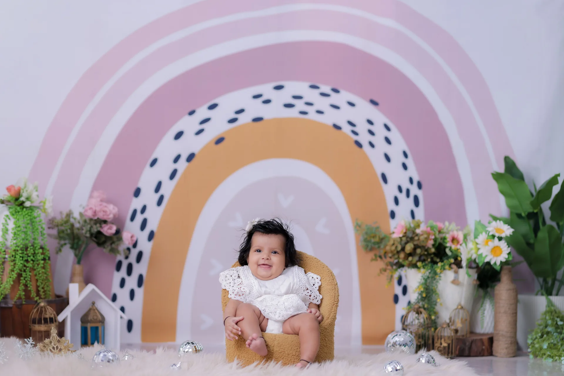 Portrait bébé sur fond blanc épuré en studio