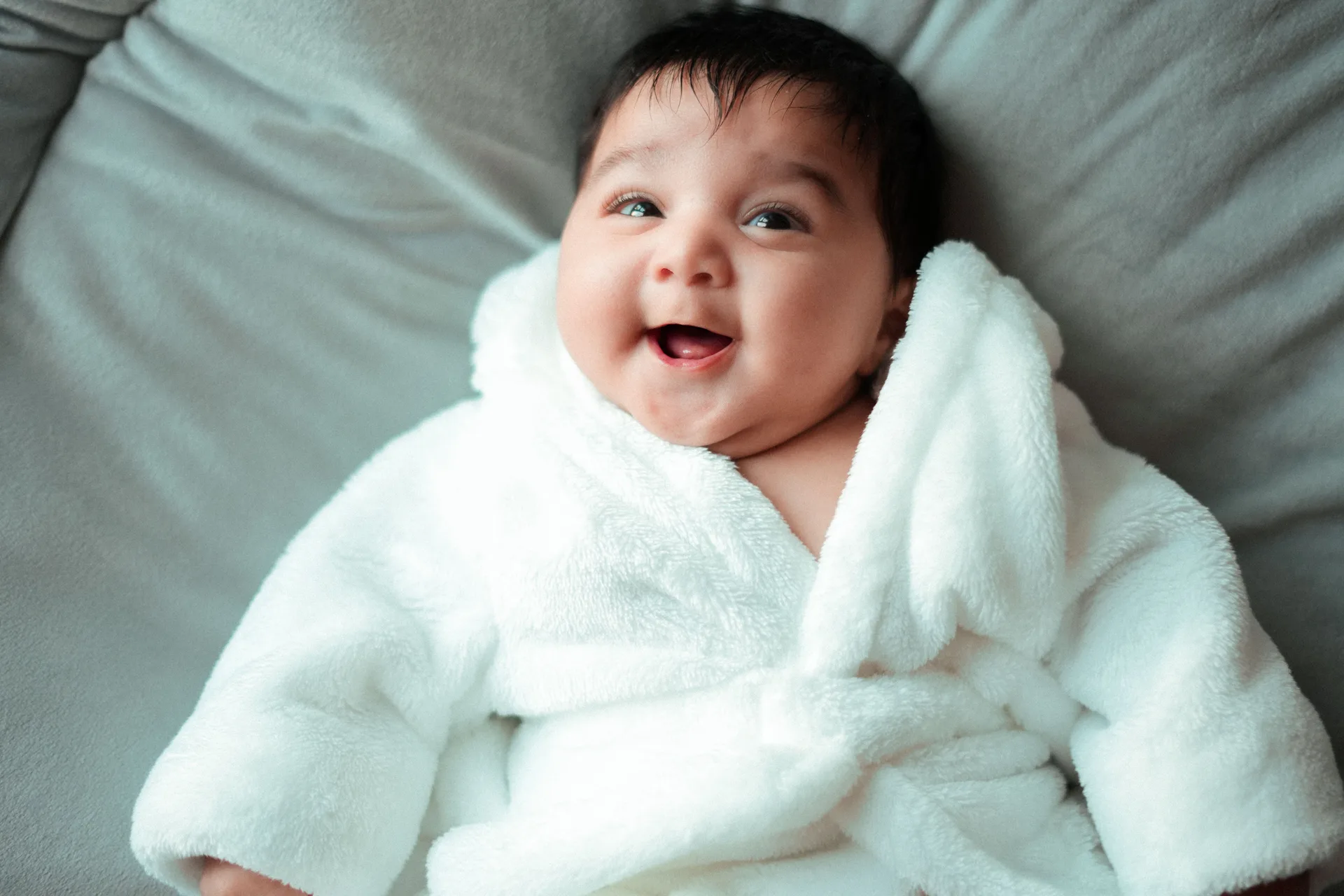 Bébé souriant lors d'une séance à domicile