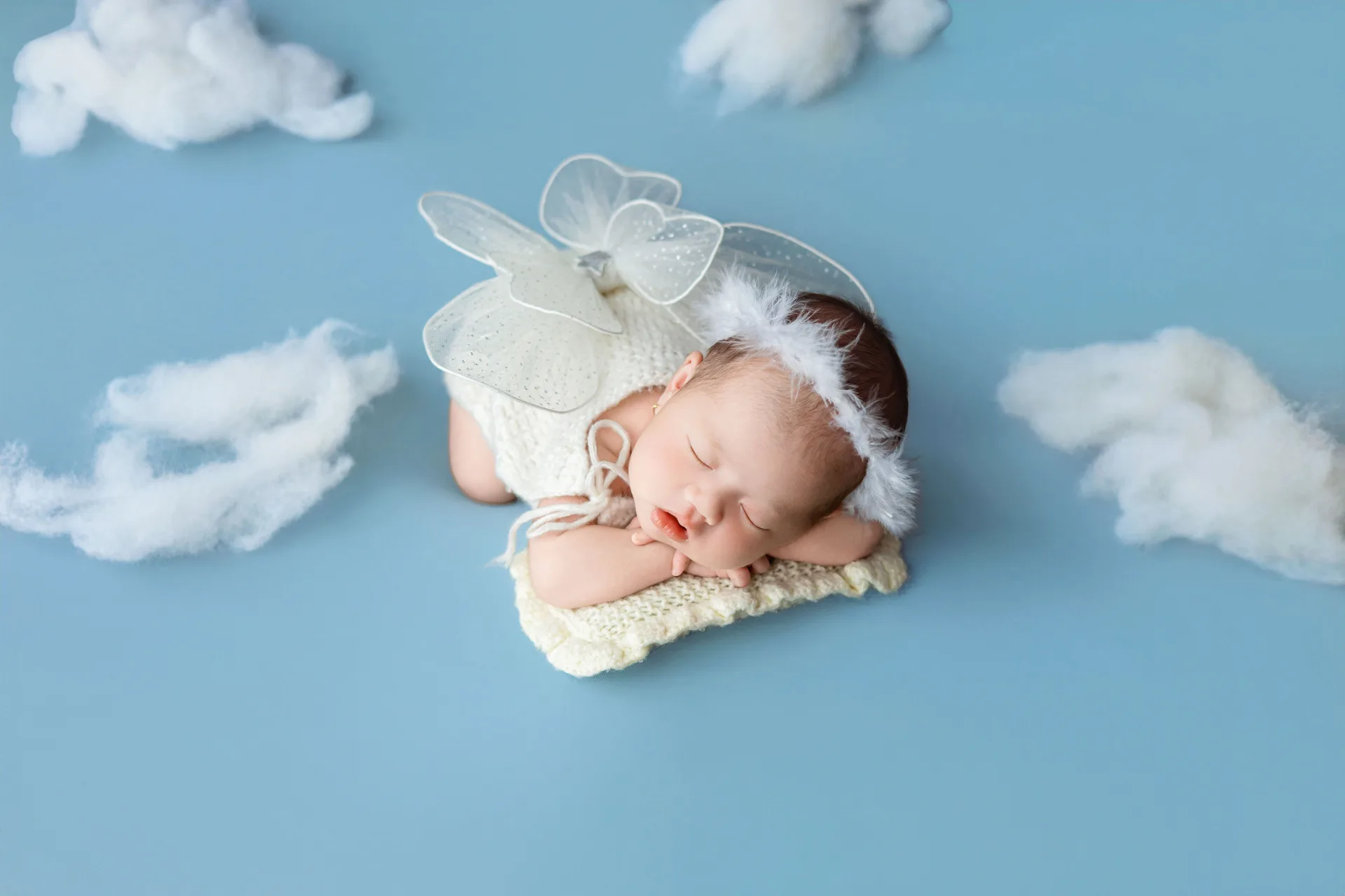 Bébé en costume avec ailes d'ange pour la séance photo